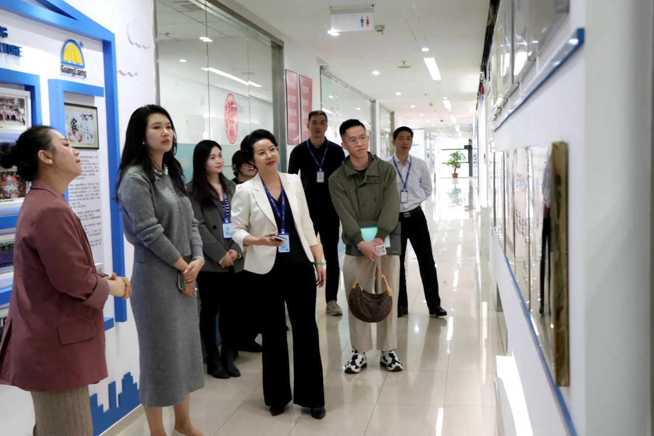 东莞市都会更新协会向导一行莅临亚星管理平台集团旅行交流